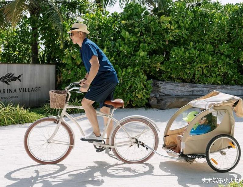 胡杏儿陪3个儿子过暑假，富豪老公把她扛在肩上，一家5口泡海水