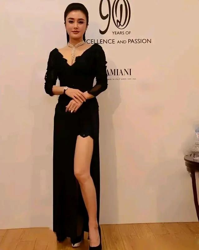 秦岚终于不缝领口了，大V领蕾丝裙秀“花瓶身材”，高马尾太霸气