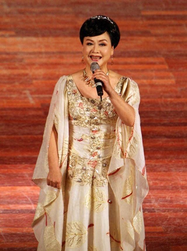 李谷一摘掉假发好真实!不刻意扮嫩变老奶奶,自然大方越看越舒服