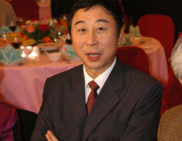 乱了、乱了,相声圈彻底乱了,曲协主席冯巩被批,说他还不如姜昆