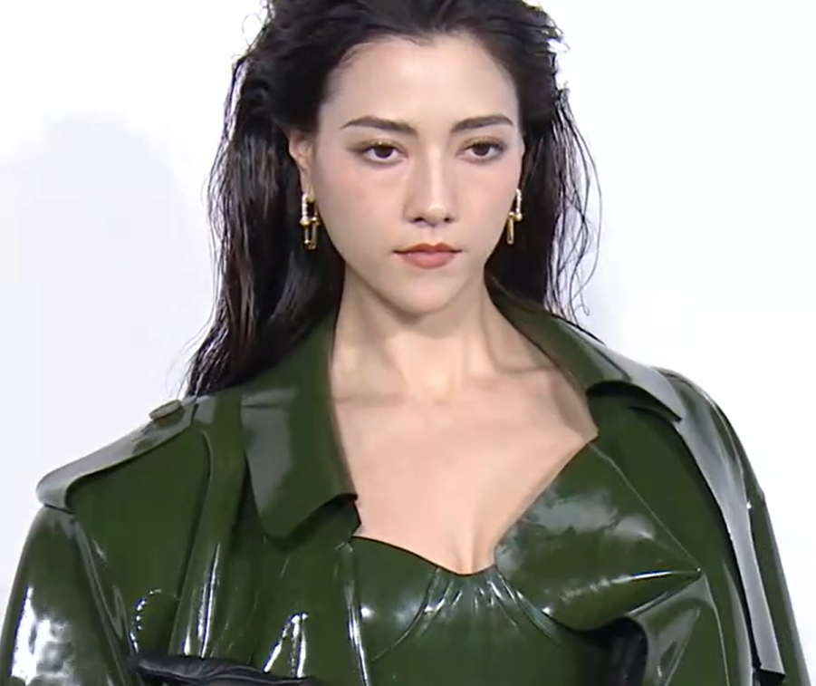 上海这一天,王子文敢穿,杨幂妖艳,都败给了生图下的刘亦菲