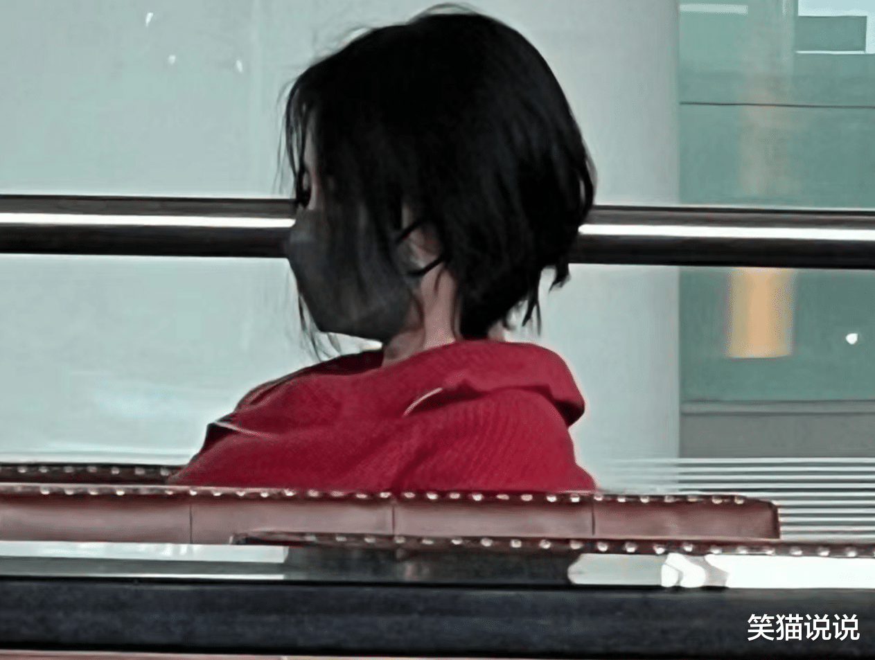 王菲机场被偶遇：红衣短发好随性，头发轻扬好飒！