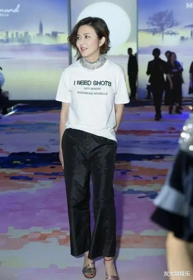 61岁关之琳罕见露面,走T台不敢认,当年骨相绝美,老了仍单身