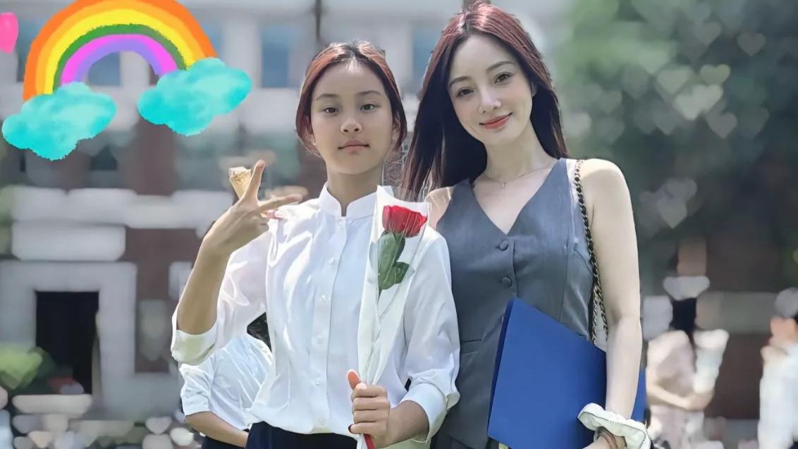 李小璐参加女儿小学毕业礼，母女同框似姐妹，11岁甜馨漂亮有气质