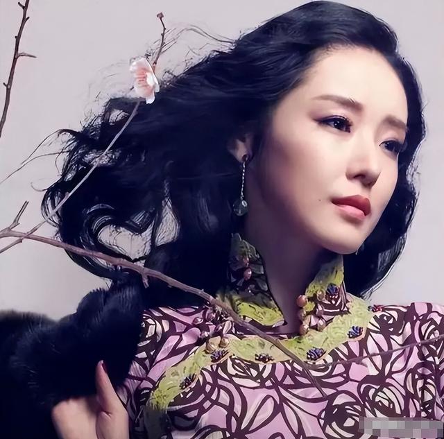 她被张艺谋力捧,却与富豪卷款61亿逃亡国外,永不回国!现在如何