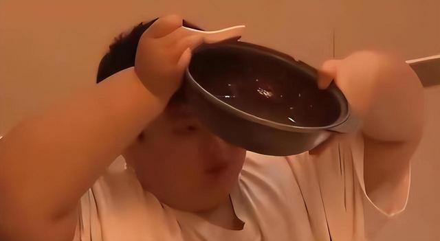 14岁男孩徐周磊体重300斤，一顿吃18包泡面，临终前哭着说想减肥