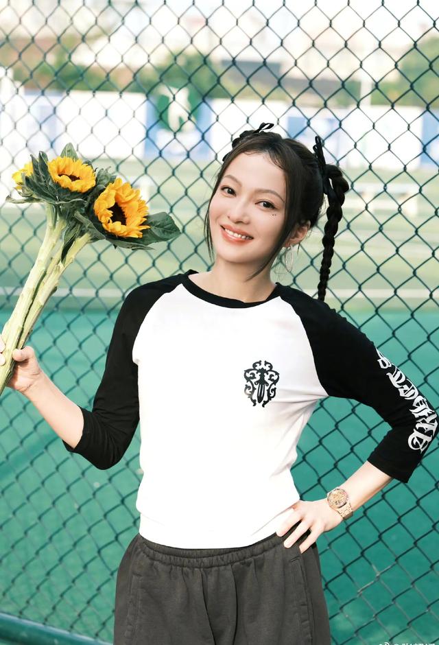 张韶涵|张韶涵42岁素颜亮相《青春环游记》，网友热议其保养秘诀