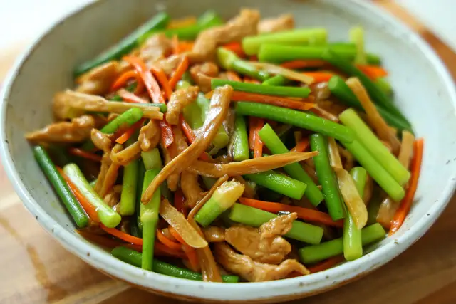 冬天很贵的菜,一到春季便宜又鲜嫩,简单炒一炒,营养丰富口感好