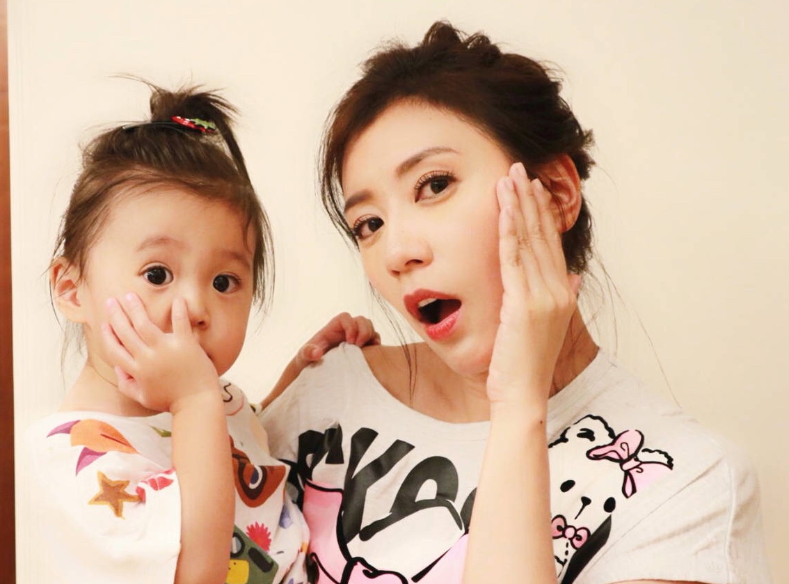 贾静雯带女儿学书法，9岁咘咘面部变平，身形修长越来越像修杰楷