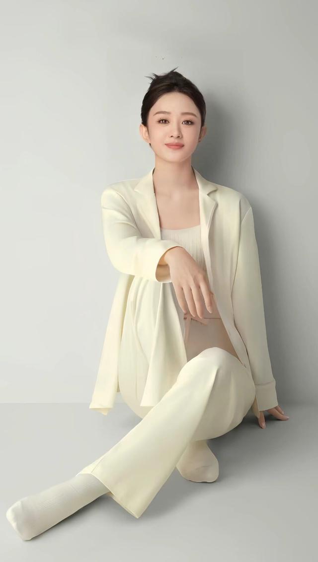 赵丽颖最新写真曝光：优雅与力量并存，网友惊艳不已！