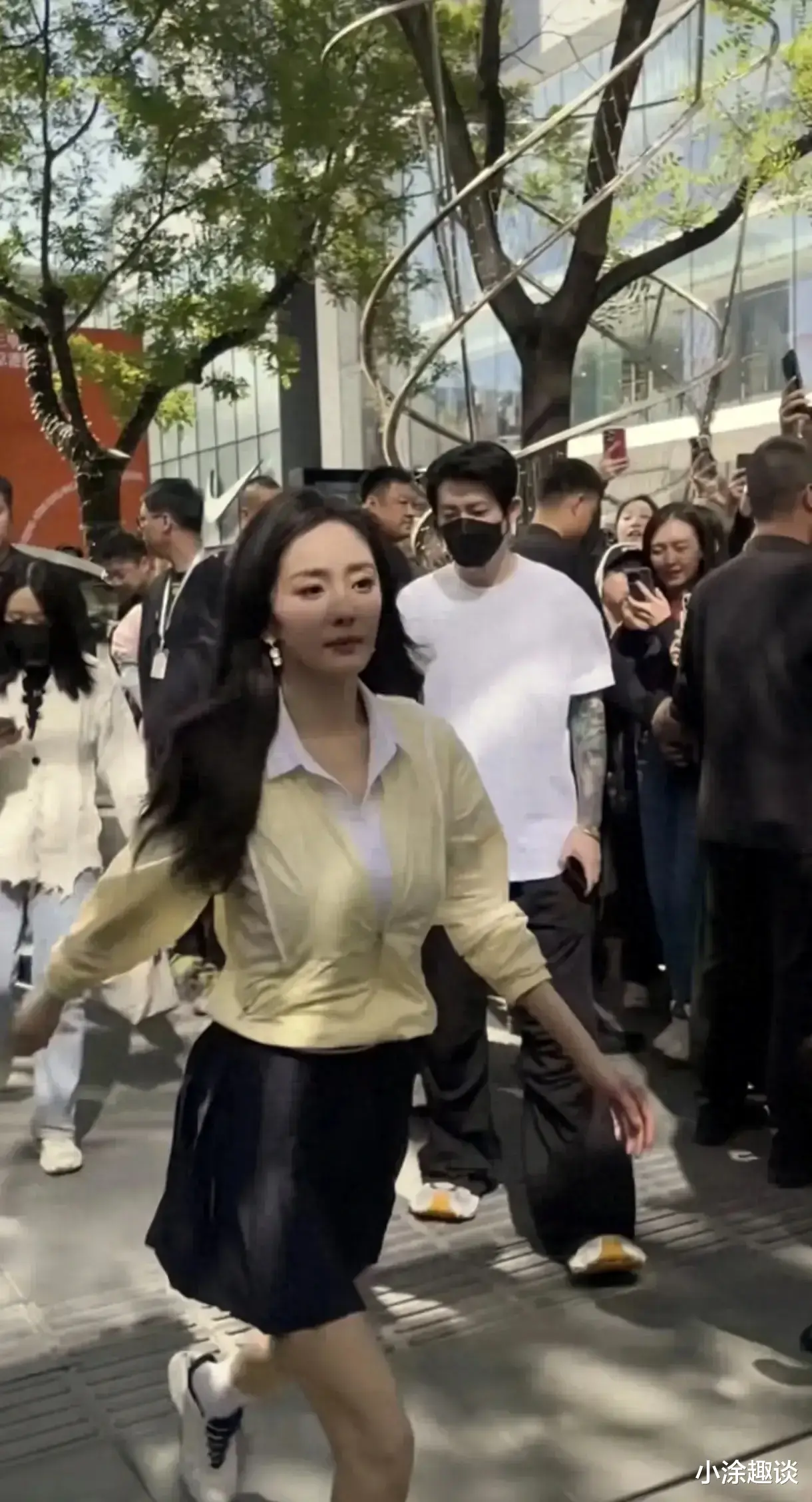 杨幂现身三里屯参加活动，一路面无表情，疑似因新剧所致