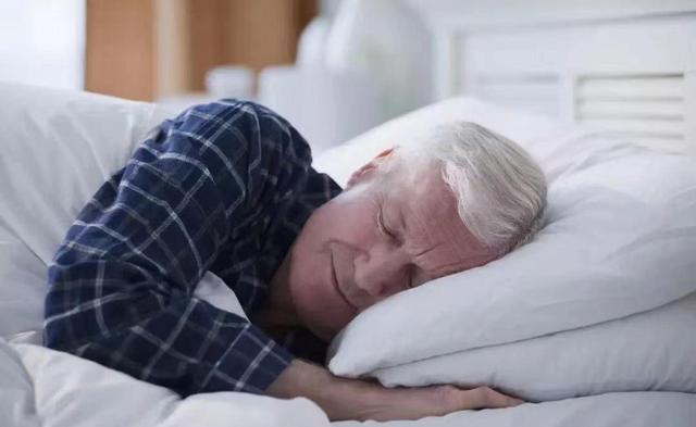 大家被“8小时睡眠论”欺骗了？60岁后，最佳睡眠时间应是多久？