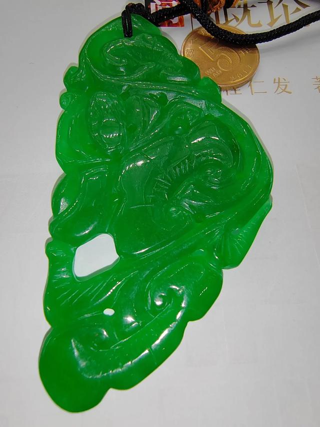 如何识别翡翠的真假好坏？