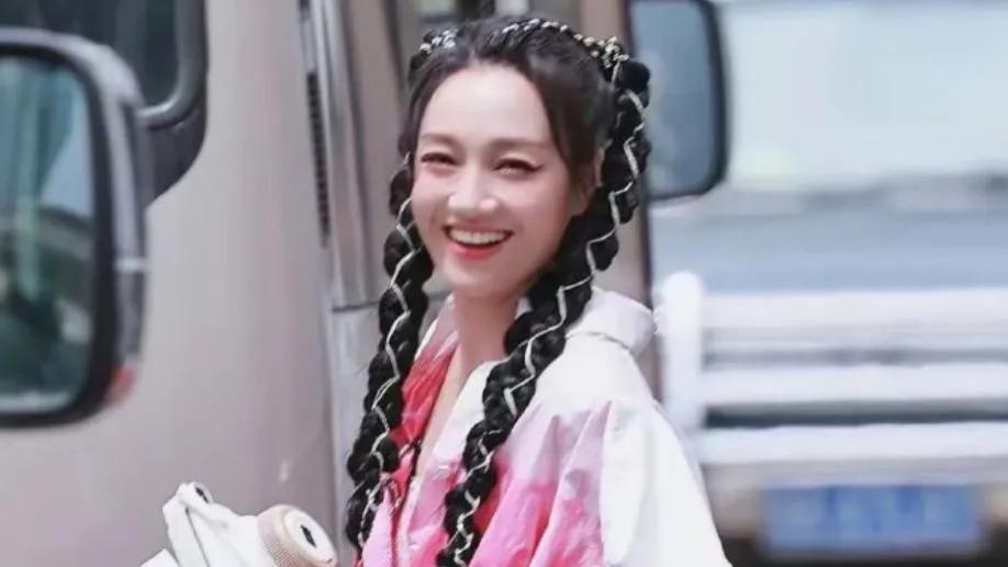 人靠衣装！42岁朱丹大变样，梳双马尾辫还配辣妹装，又美又辣差点认不出来