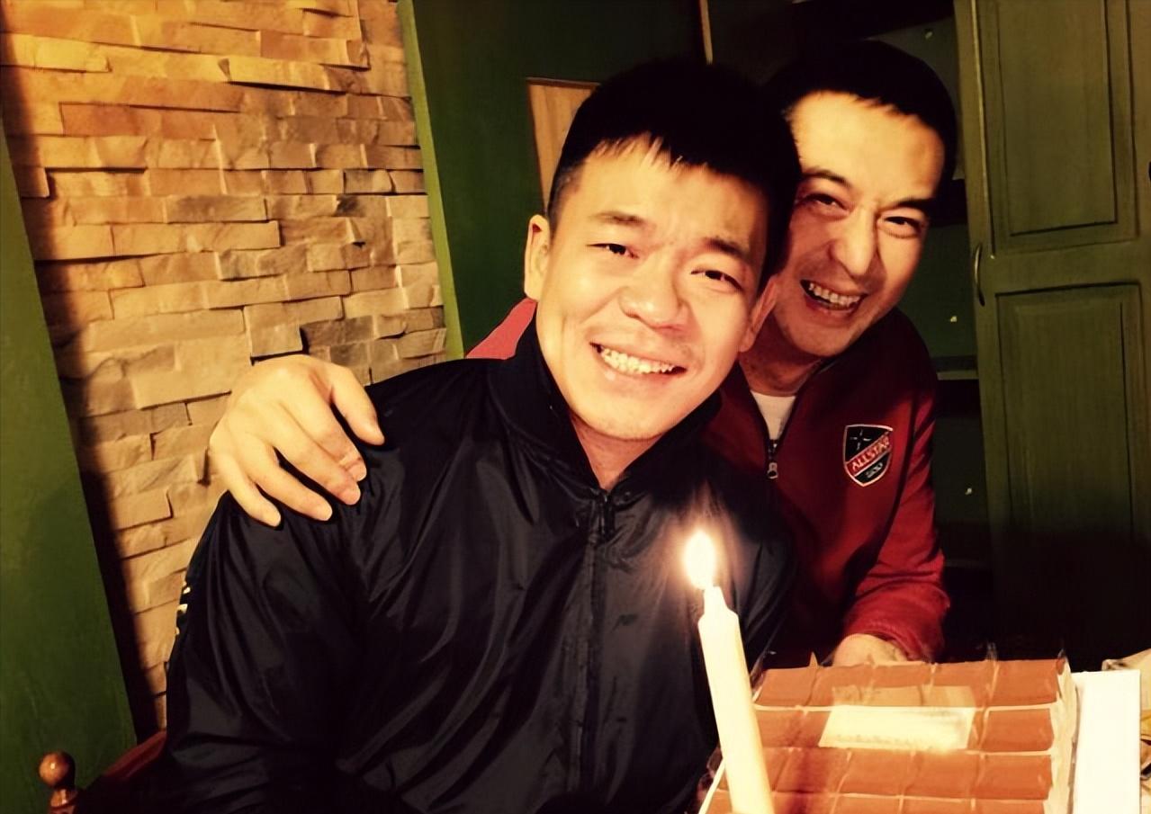 他26岁上春晚爆红,却因得罪杨坤20年不敢说话,如今56岁活成这样