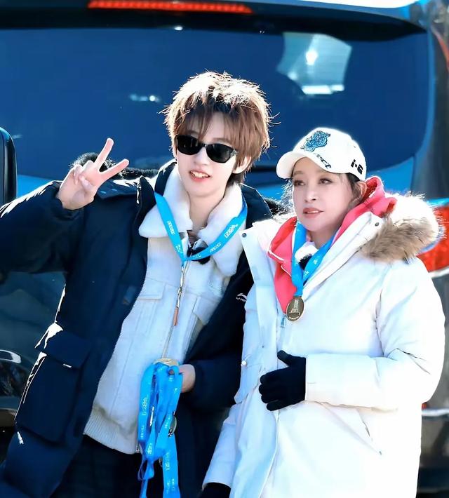 74岁刘晓庆登顶玉龙山,63岁蔡明高原反应明显,姐姐状态好迷人