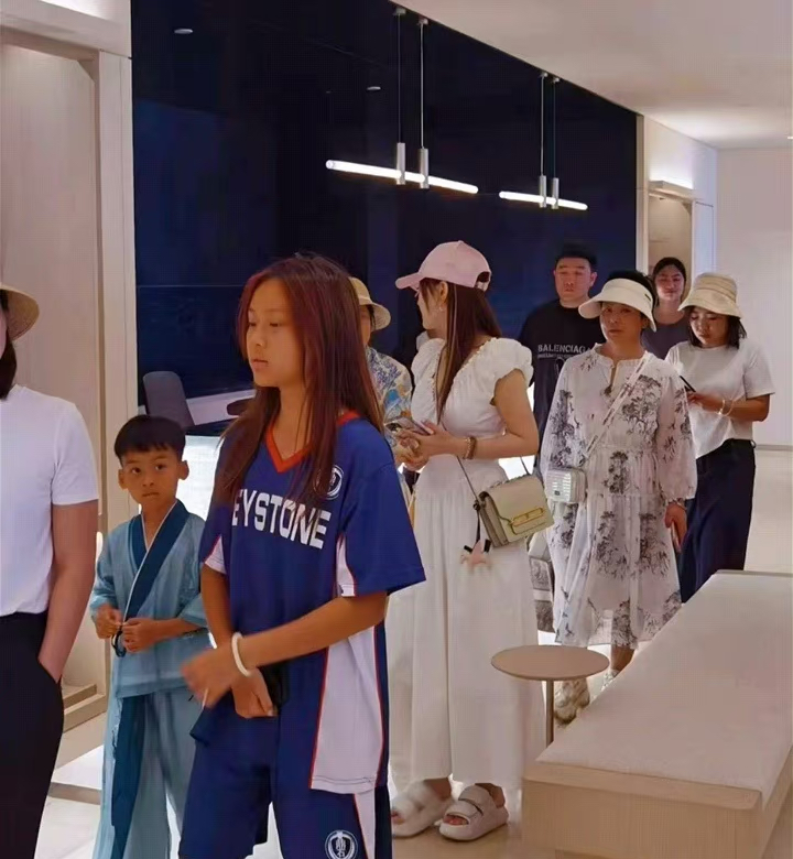 李小璐带女儿秦皇岛度假,12岁甜馨晒黑好多,身高已接近妈妈