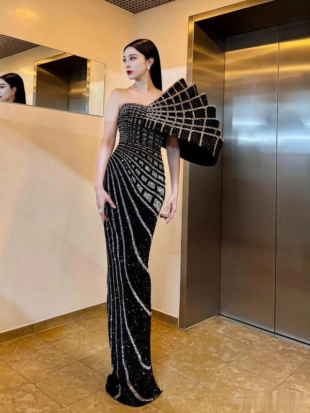 范冰冰泰迪奖红毯造型简直绝了,一袭亮片长裙美炸了 女王风范十足