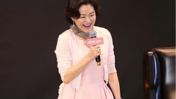 林青霞新剪了短发年轻20岁，一身粉色穿搭亮相，美得像换了个人