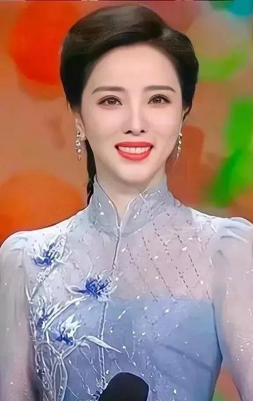 央视主持人李思思近照曝光,身材发福、膀大腰圆,满脸“富态像”