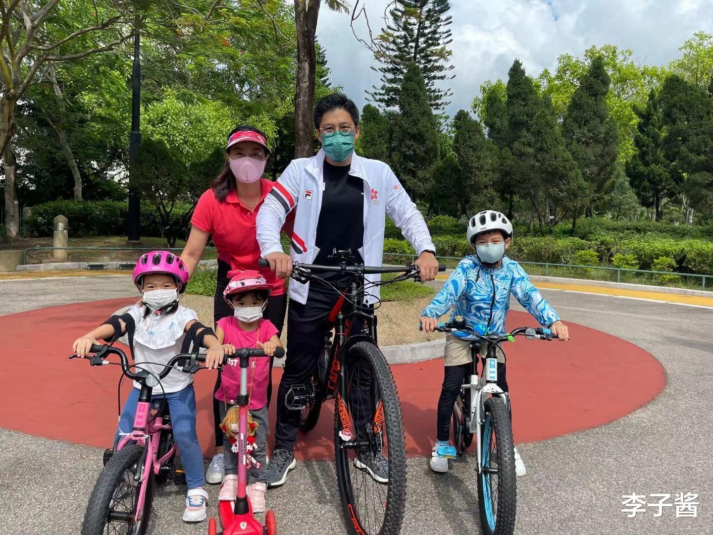 有点害羞！霍中曦观看国际七榄银剑赛，被爸爸霍启刚拿着手比手势