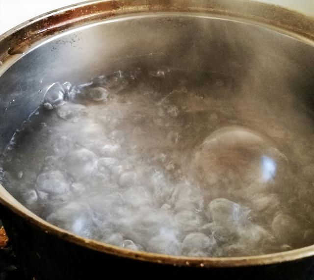 世卫点名的\致癌水\,不是千滚水、隔夜水和“阴阳水”,劝你远离