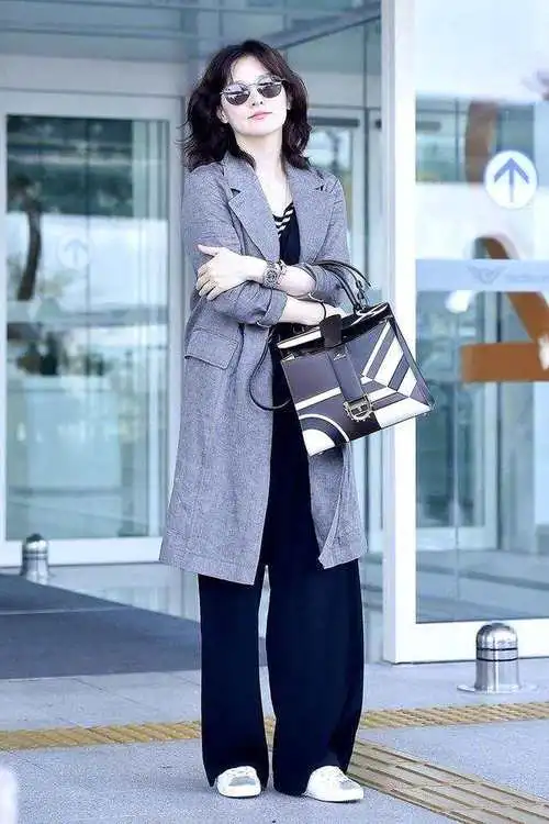 53岁李英爱带火了一种贵妇穿搭:大衣+蕾丝裙+八字刘海,时髦减龄