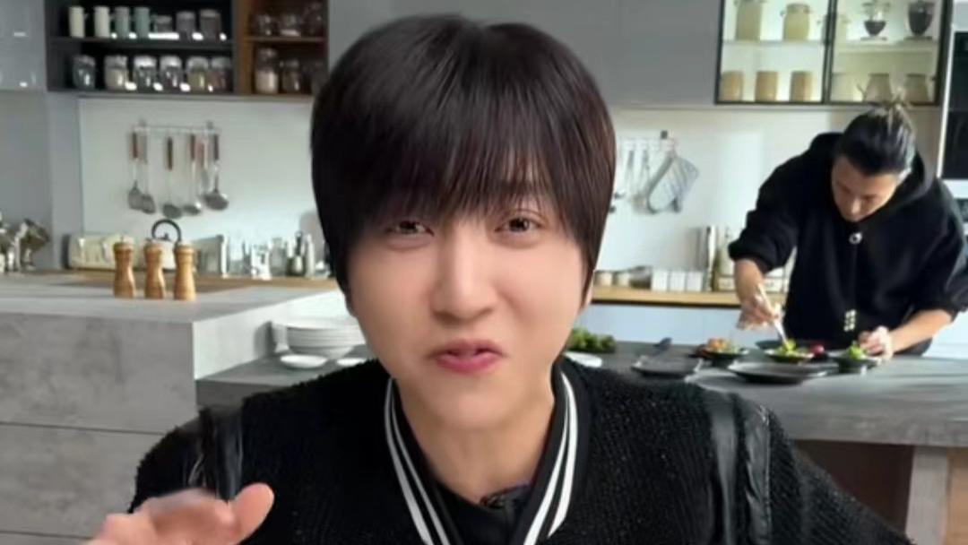 谢霆锋自降身价为网红做菜？网友吐槽太跌面，两人合照曝真实用意