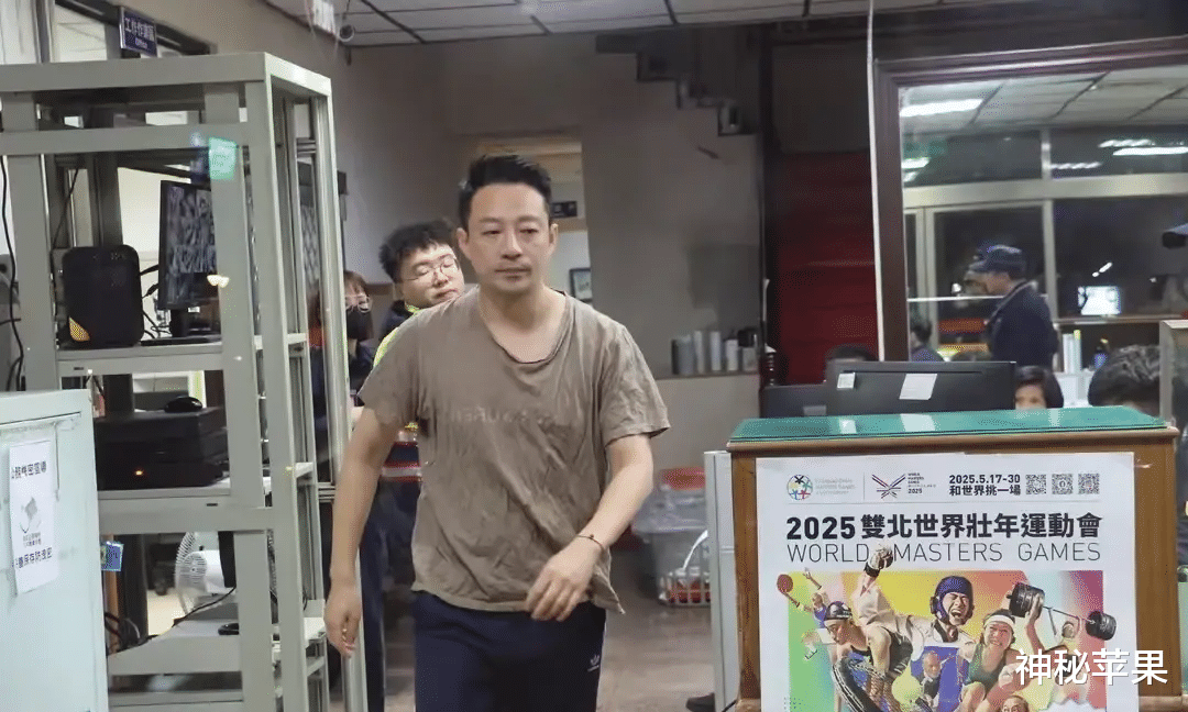 甩掉大S的具俊烨穿搭新潮在首尔街头溜达,跟友人吃限量版刨冰