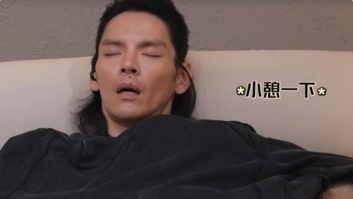 事实证明，向佐在丢人现眼的路上，越走越远了