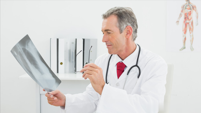 医生研究124位肺气肿患者，最后发现：会患肺气肿的人，有2个特征