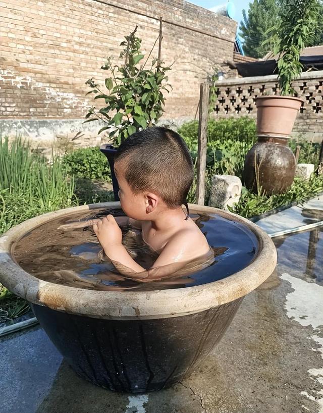 毛孩于震寰42岁娶美娇妻，不顾阻拦冒险生娃，儿子长相出人意料！