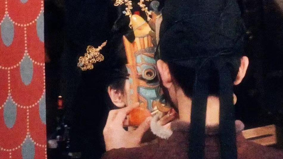 《国色芳华》路透，李现为杨紫戴面具，氛围感拉满也太好嗑了