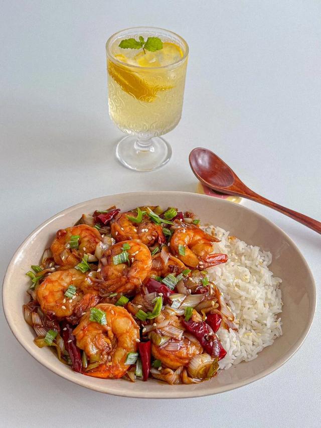 夏天又热又忙，午餐可以像我这样做，简单炒一炒，营养又美味