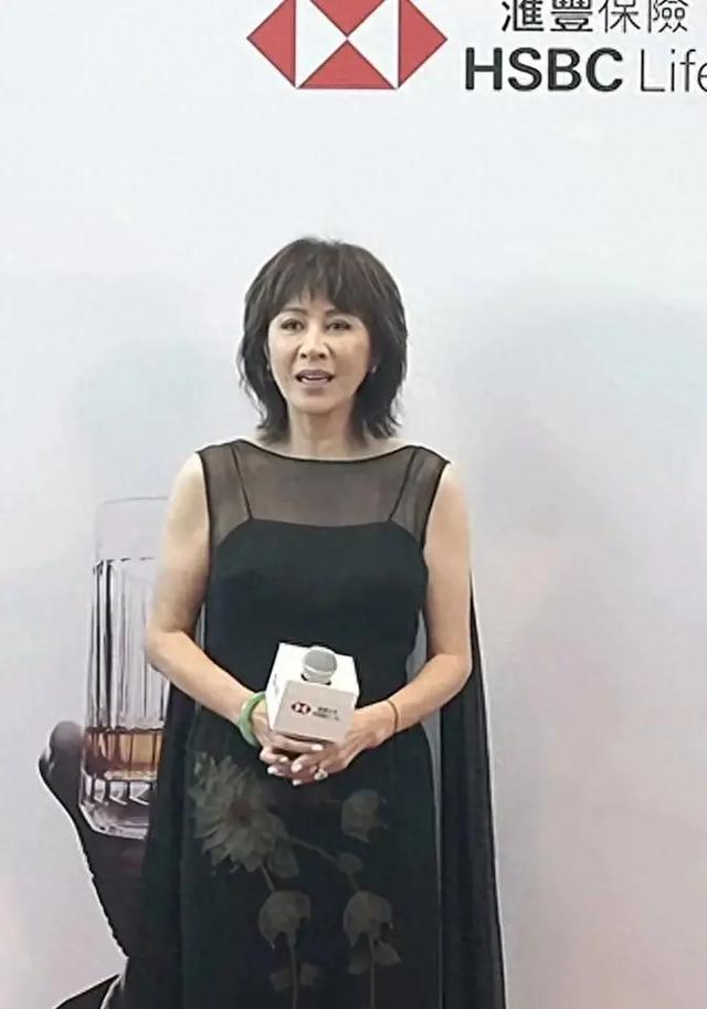 刘嘉玲给好友贴脸合影庆生，她剪新发型变少女，梁朝伟成沧桑爷爷