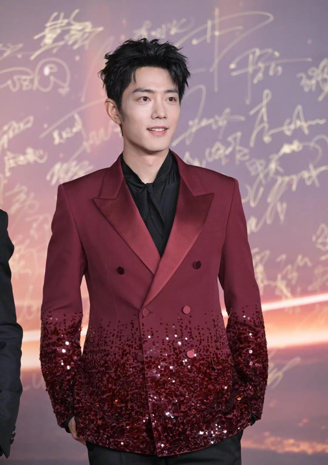 2025微博之夜：李现杨紫牵手走红毯，肖战黄晓明热聊心情极佳