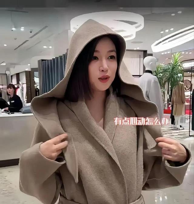 陈妍希在繁华北京街头,购物小挣扎让我们看到真实的她!