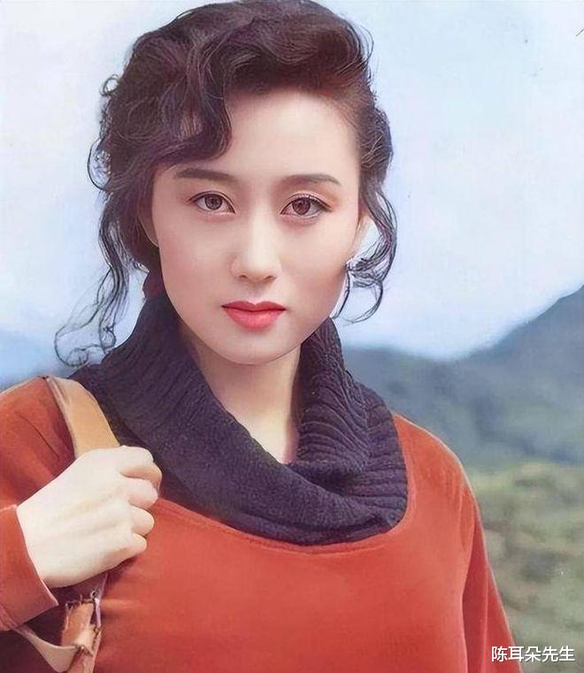 李连杰妻子利智短发造型，高领毛衣，红色外衣，年轻漂亮有气质