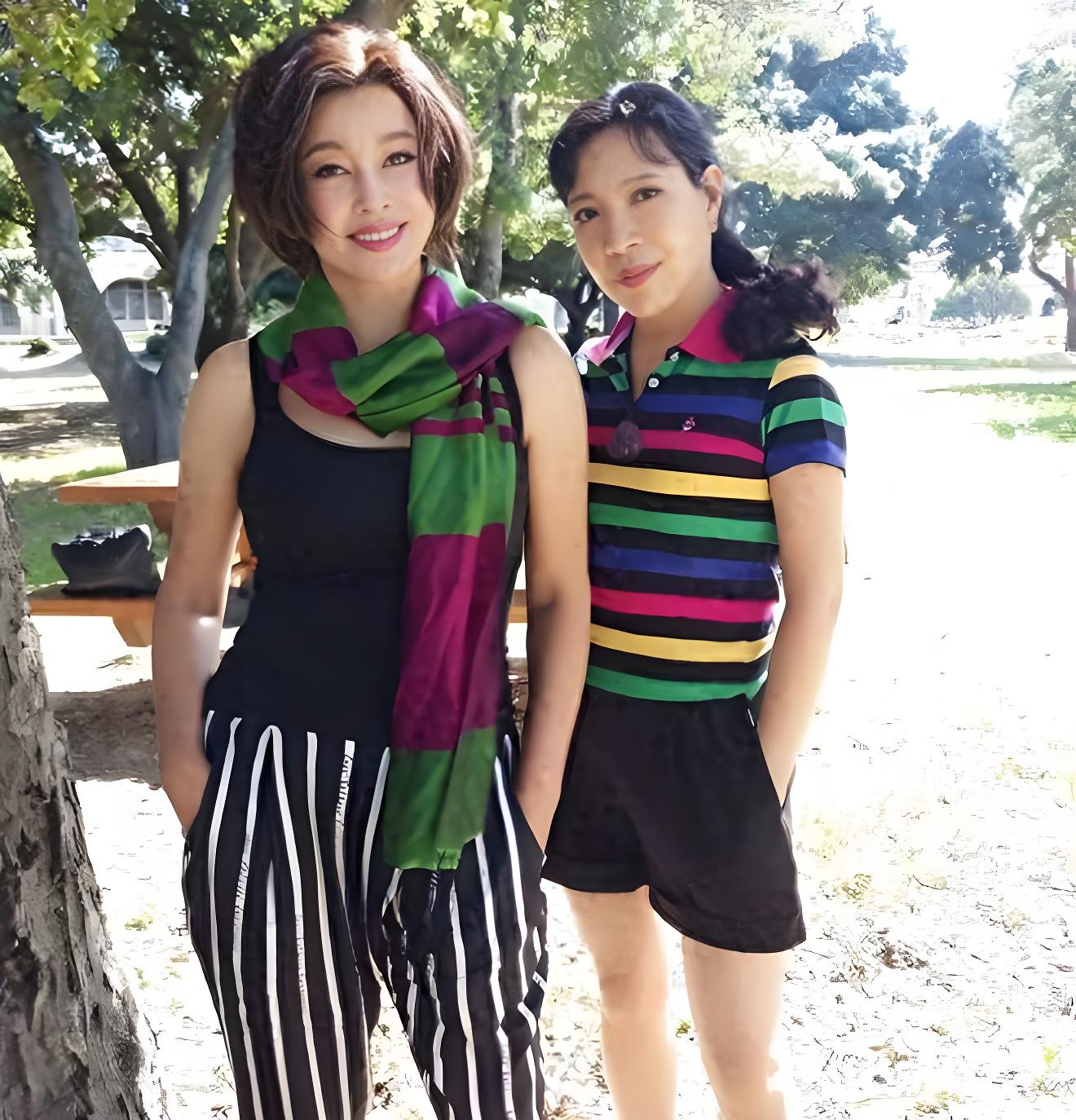 刘晓庆与洪学敏最新合影!两位“银幕女神”的人生都坎坷