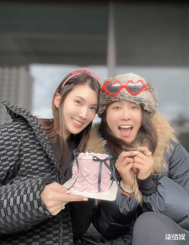 林志颖老婆与闺蜜团庆生，礼物收到手软，右腿膝盖看着好吓人