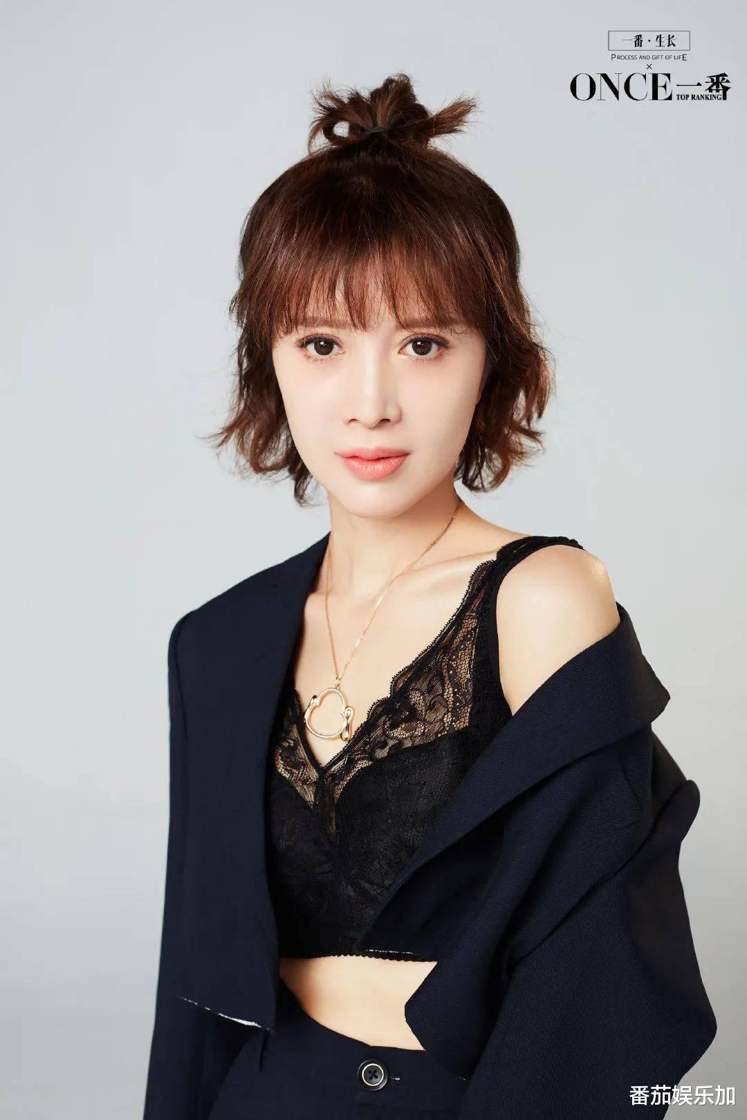 知名艺人金巧巧中秋晒全家福,女儿漂亮随妈,团圆饭丰盛很显眼