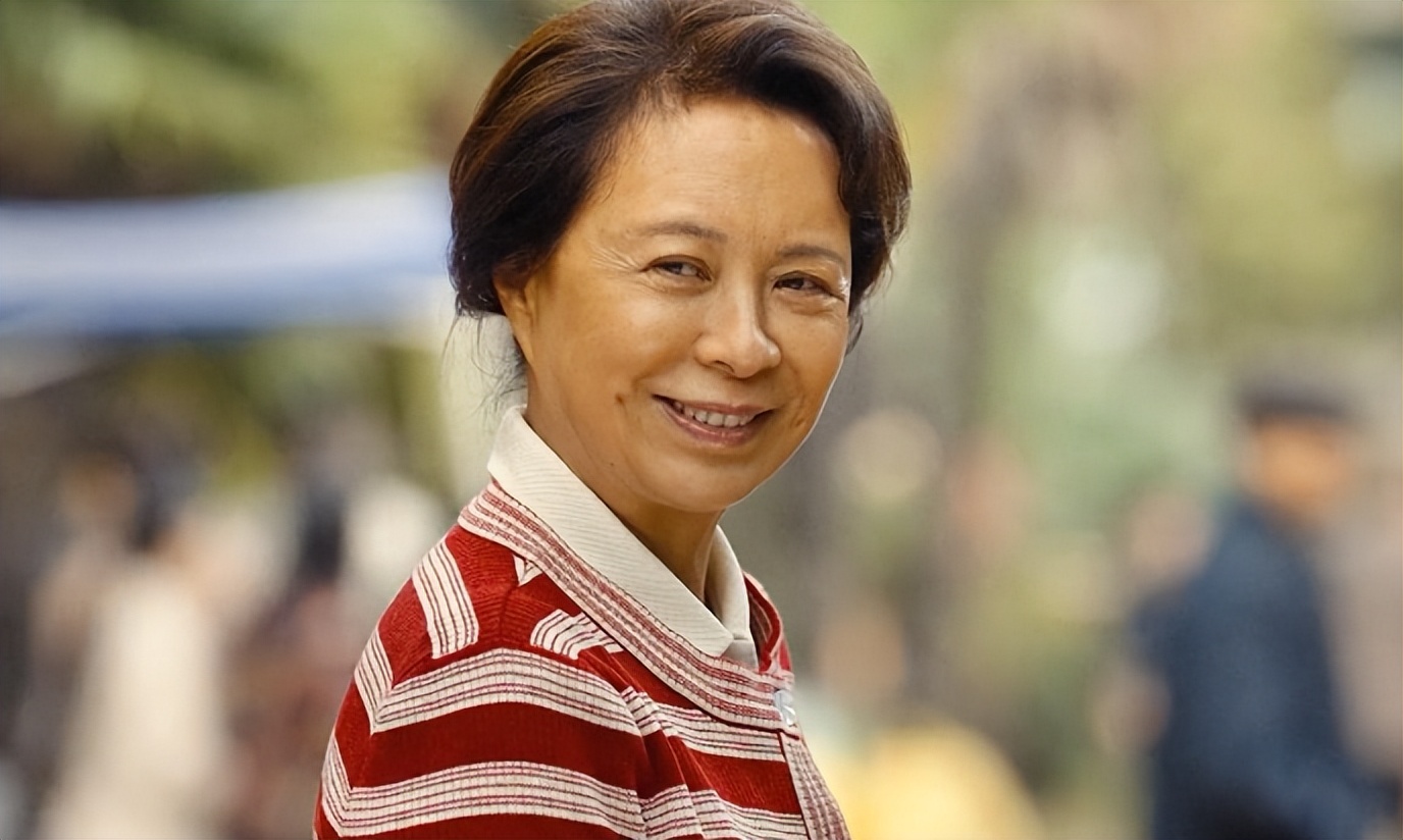 她是国家一级演员，与富豪结婚37年零绯闻，儿子帅气是她的骄傲