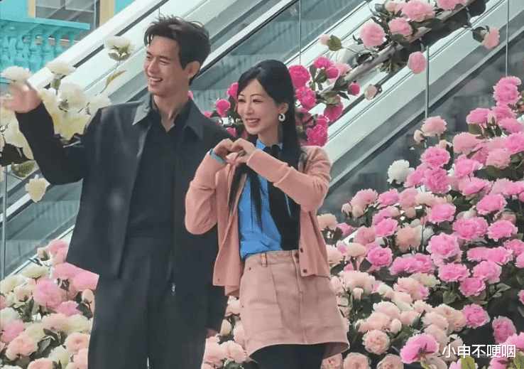 杨紫录综艺面部肿胀,胶原蛋白流失显老,媒体评越来越不像自己