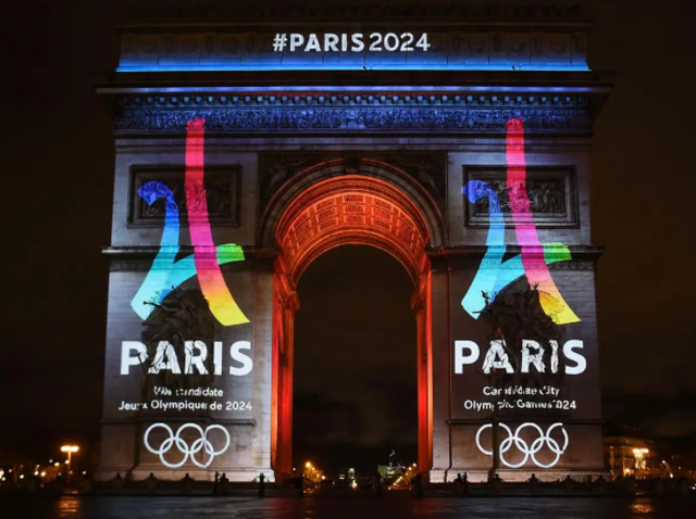 巴黎奥运会变“顶奢秀场”!中国战袍却被全网吐槽,张艺谋赢麻了