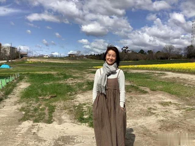 身为“老戏骨”却定居日本，64岁风韵犹存，儿子母语是“日语”