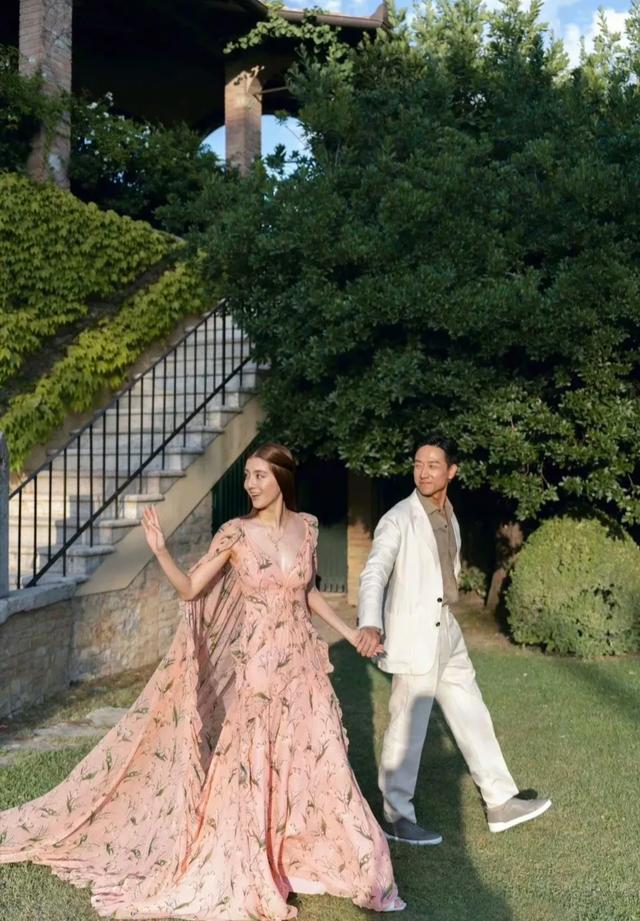 吴千语婚礼欢迎晚宴照曝光，古堡庄园老钱风满满，与老公牵手迎宾