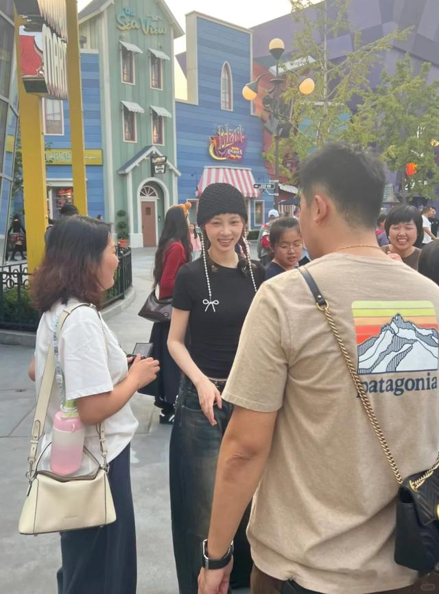 金莎和孙丞潇逛环球,打扮老气和男友像母子,孙丞潇一脸不耐烦