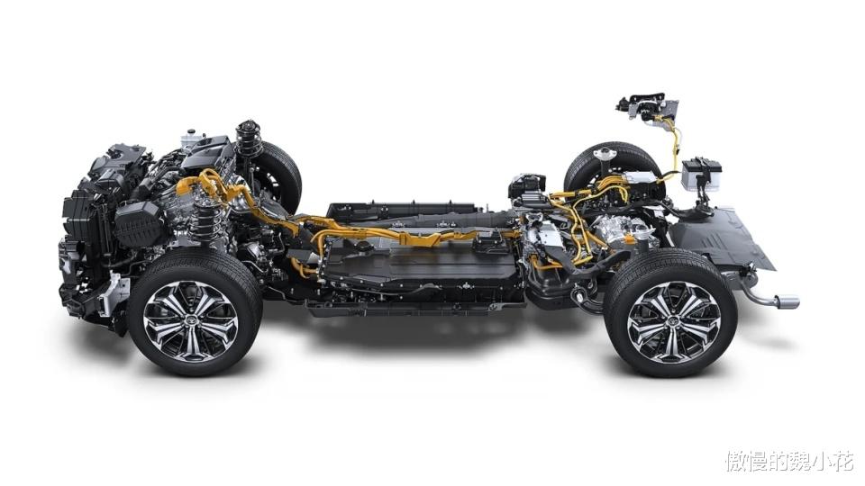 2025款丰田RAV4闪亮登场，尺寸加大，新增2.0L混动！