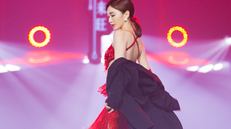 靠姐姐卖血上位、被父亲扔进垃圾桶，明星鲜为人知的经历够悲惨