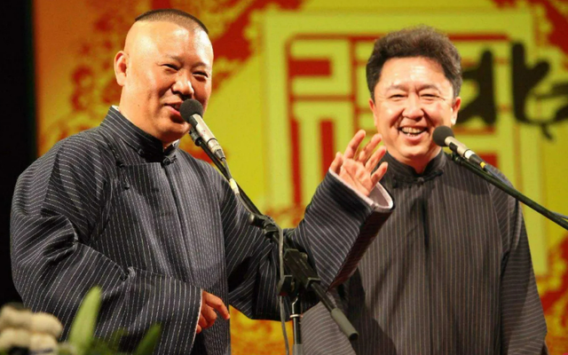 德云社为于谦庆生!徒弟郭麒麟送上蛋糕,大合照郭德纲站位惹争议